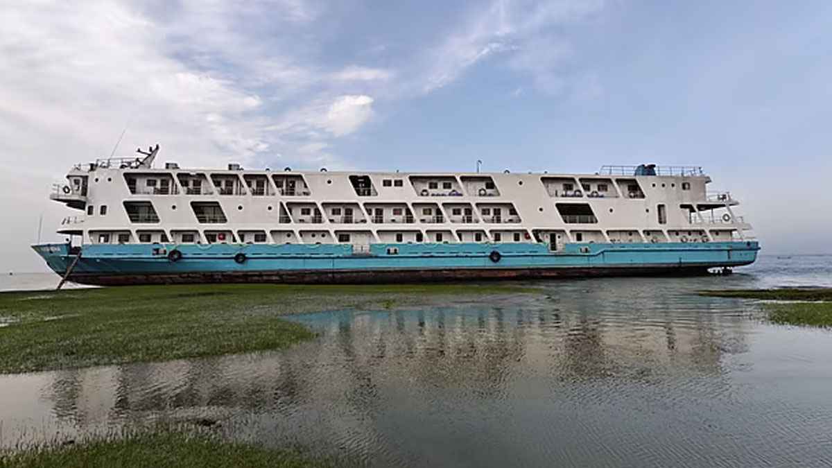 ঝড়ের কবলে লঞ্চ, ডুবোচরে আটকা ৮০ যাত্রী