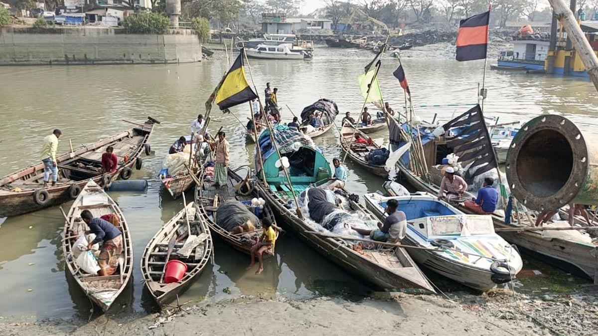 মধ্যরাত থেকে মেঘনায় মাছ ধরায় ২ মাসের নিষেধাজ্ঞা