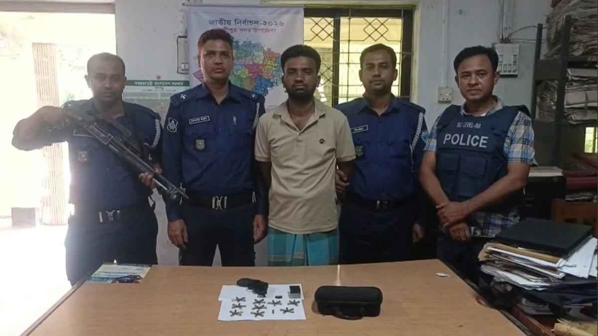 লক্ষ্মীপুরে রিভলবারসহ সন্ত্রাসী গ্রেফতার 
