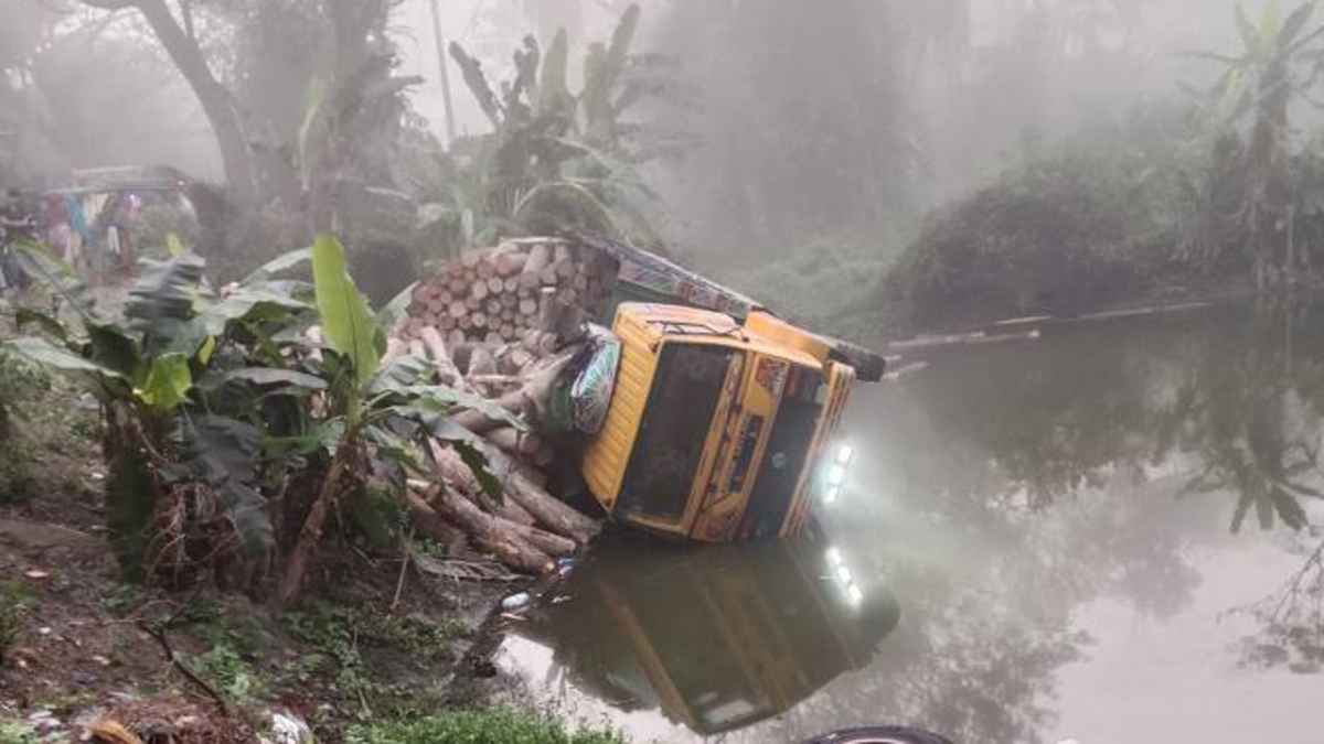 ঢাকা-বরিশাল মহাসড়কের দাঁড়িয়ে থাকা ট্রাকে ধাক্কা, হেলপার নিহত