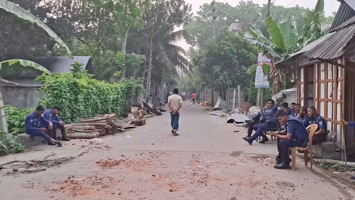 কিশোর গ্যাংয়ের ২ গ্রুপের সংঘর্ষ: শতাধিক ককটেল বিস্ফোরণ, আহত ৫