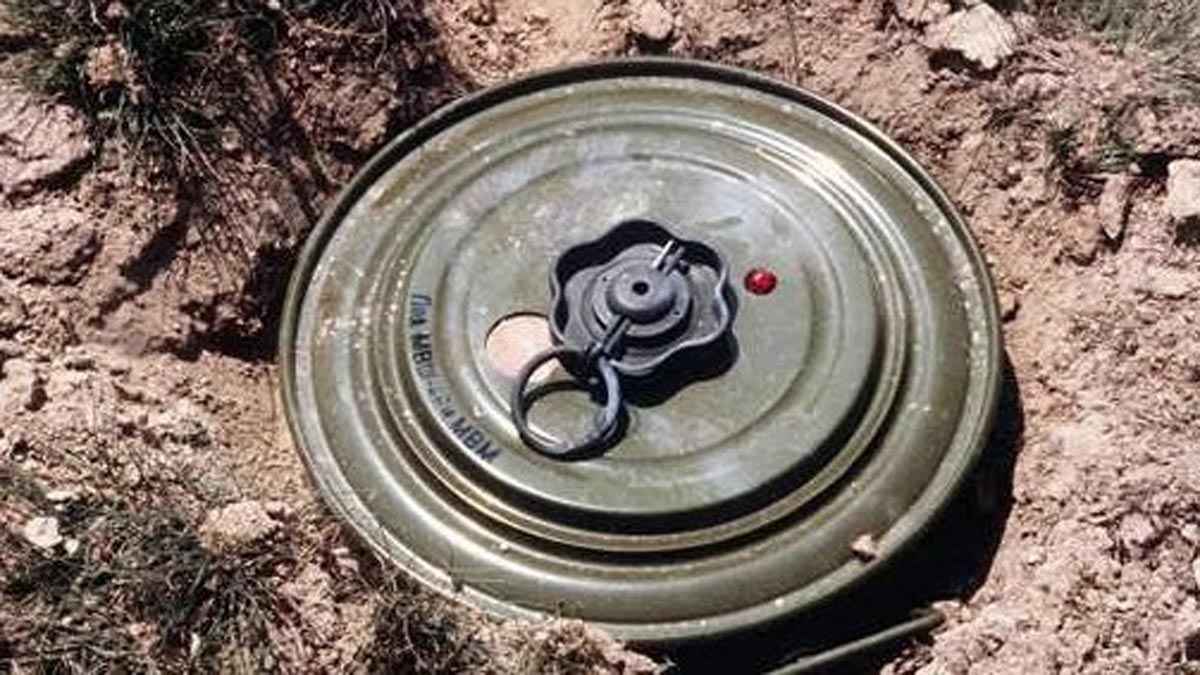 সীমান্তে স্থলমাইন বিস্ফোরণে রোহিঙ্গা যুবকের পা বিচ্ছিন্ন