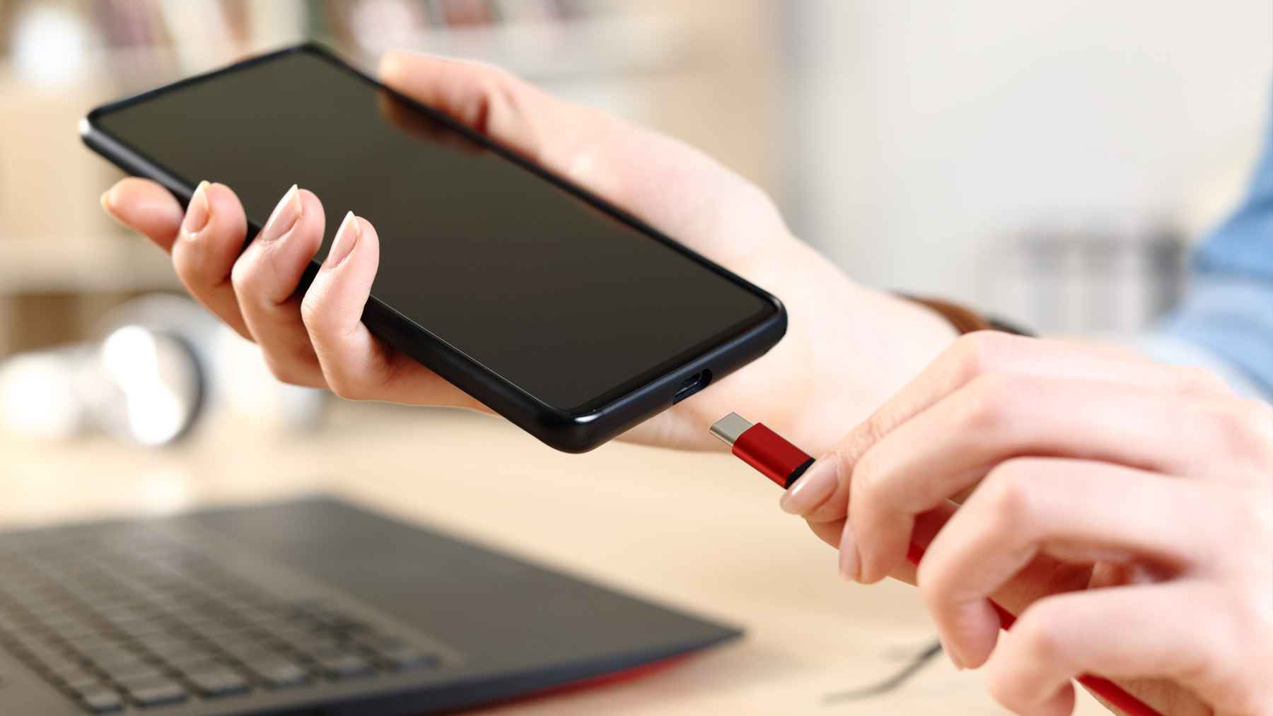 সারাক্ষণ ফোনের চার্জার কি প্লাগেই ভরে রাখেন থাকে? জানুন কী ক্ষতি করছেন