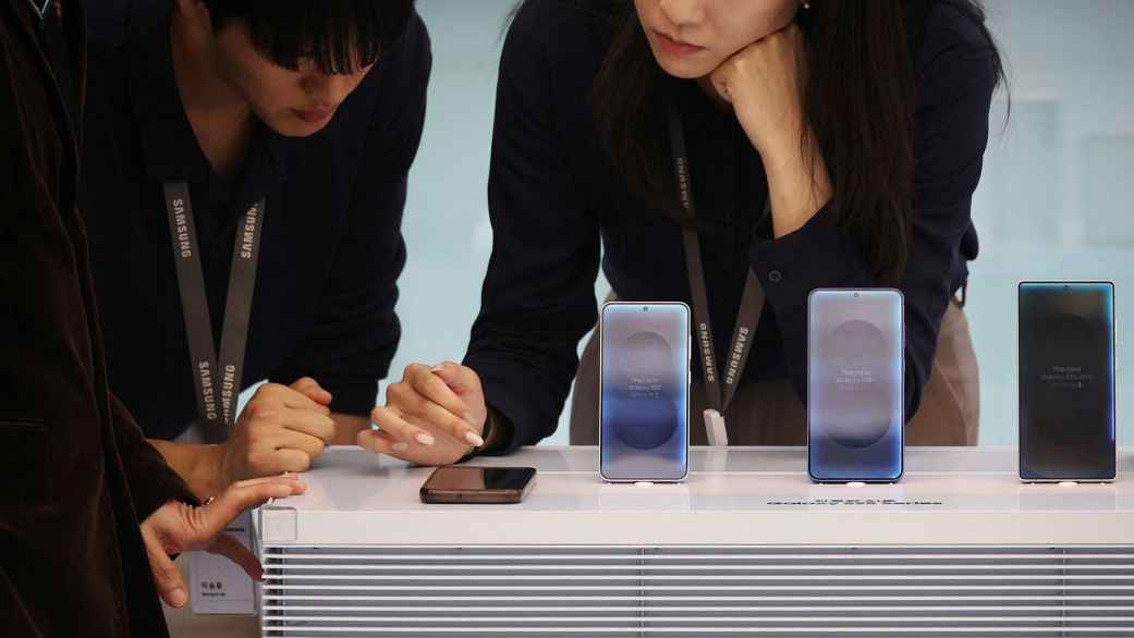 ফিচারের চাকচিক্য নাকি স্থায়িত্ব: কেন অ্যাপল-স্যামসাং ছাড়ছেন গ্রাহকরা?