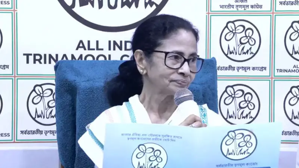 নির্বাচনী ইশতেহারে ১০ প্রতিশ্রুতি মমতার