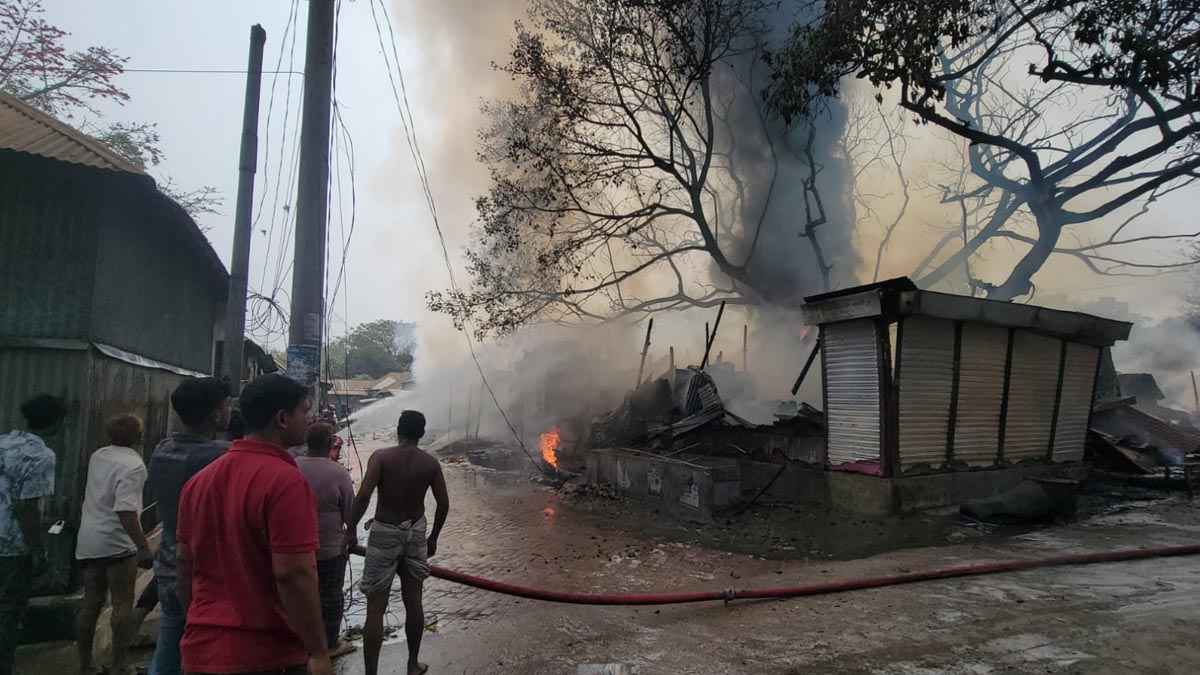 মানিকগঞ্জে ১৯ দোকান পুড়ে ছাই