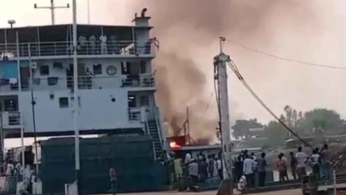 এবার পাটুরিয়ায় ফেরিতে আগুন