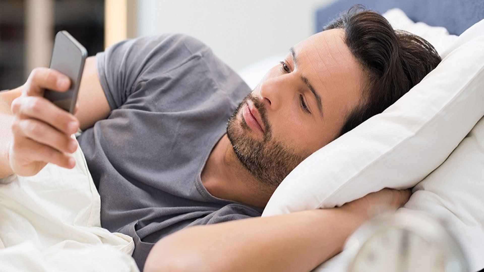 ঘুম থেকে উঠেই মোবাইল ঘাঁটেন? ডাকছেন নিজের বিপদ! 