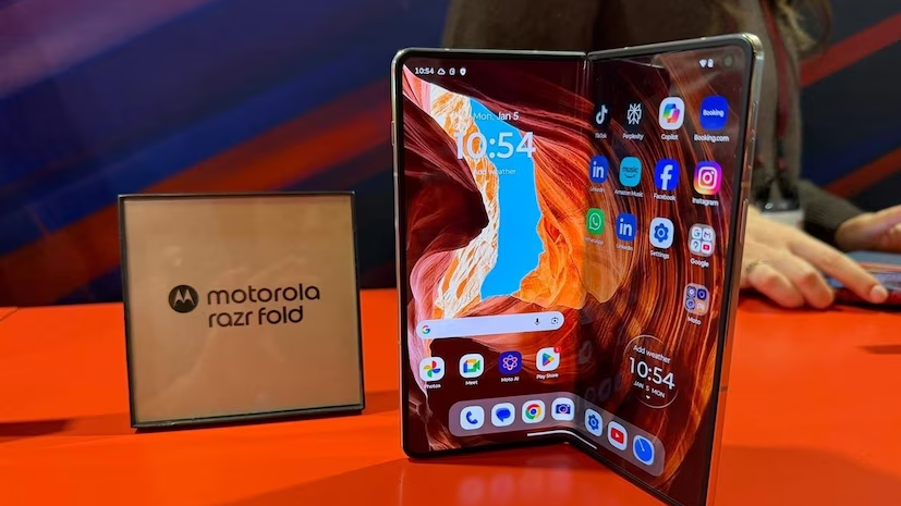 এমডব্লিউসি ২০২৬: মোটোরোলার চমক, বাজারে এল বুক-স্টাইল ফোল্ডেবল ফোন