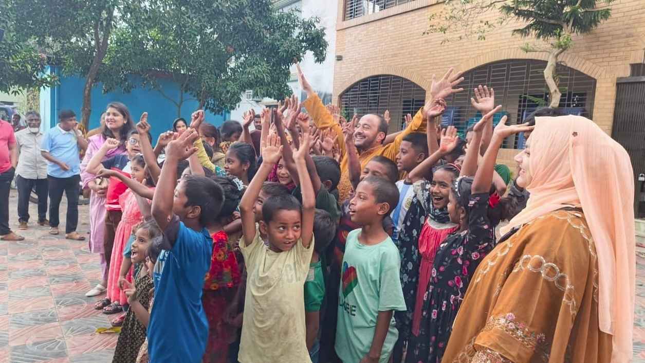 ঈদের আনন্দ ছড়িয়ে দিতে পথশিশুদের পাশে এমপি মুজিবুর