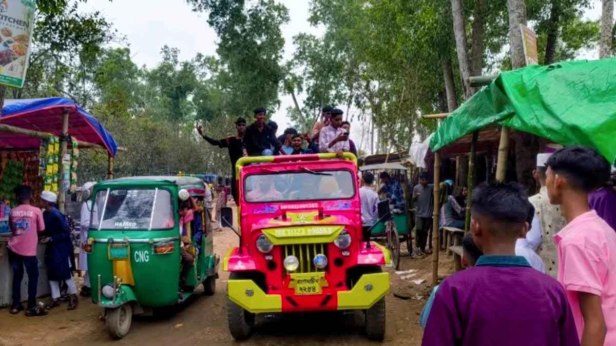টিলা-পাহাড় পেরিয়ে চাঁদের গাড়িতে প্রকৃতির খোঁজ