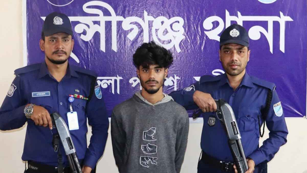 মুন্সীগঞ্জে রিভলভার, গুলি ও দেশীয় অস্ত্রসহ যুবক গ্রেফতার