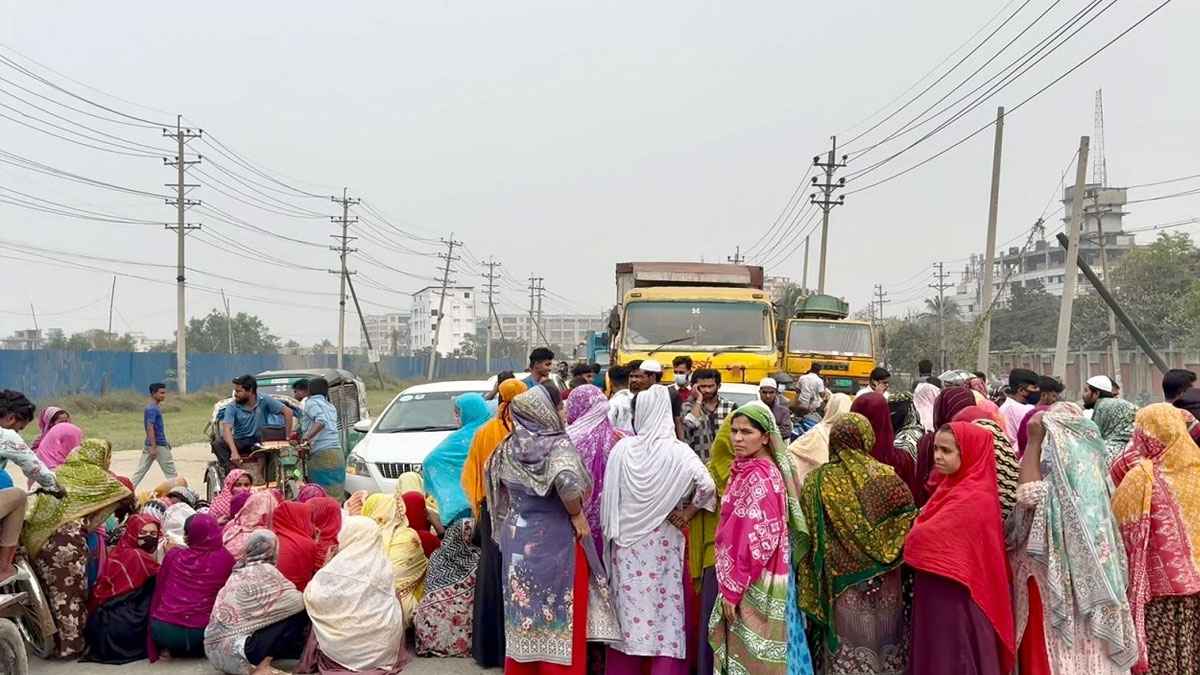 ঢাকা সিলেট মহাসড়ক অবরোধ করে শ্রমিকদের বিক্ষোভ