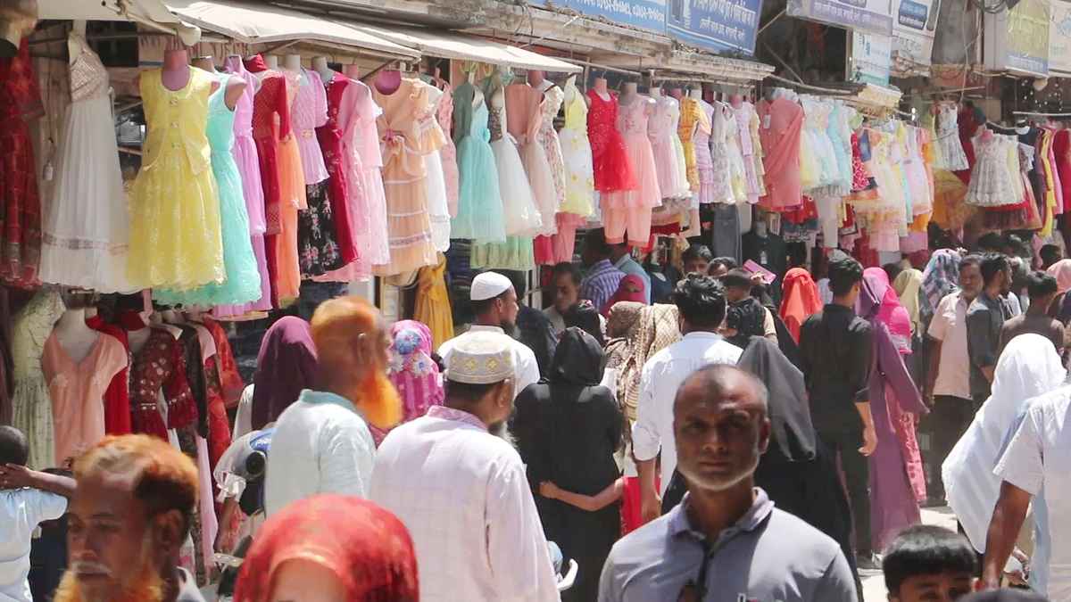 জমে উঠেছে নওগাঁর ঈদ বাজার, মেয়েদের পছন্দের শীর্ষে ‘ফারসি গারারা’