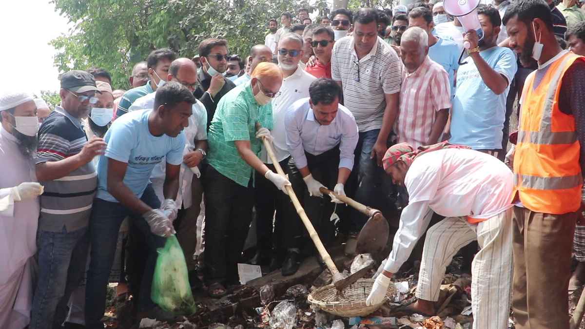 নওগাঁয় পরিষ্কার-পরিচ্ছন্নতা কার্যক্রমের উদ্বোধন করলেন এমপি ধলু