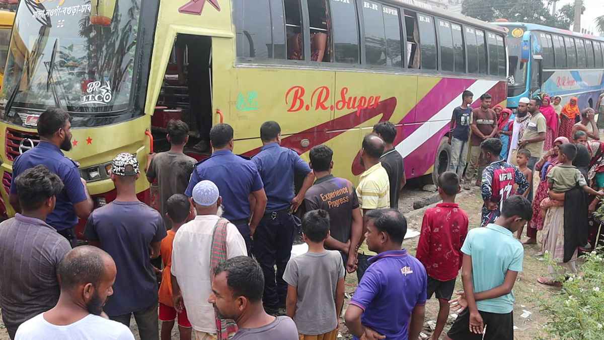 নওগাঁয় গ্যারেজে রাখা বাসের ভেতর মিলল যুবকের মরদেহ