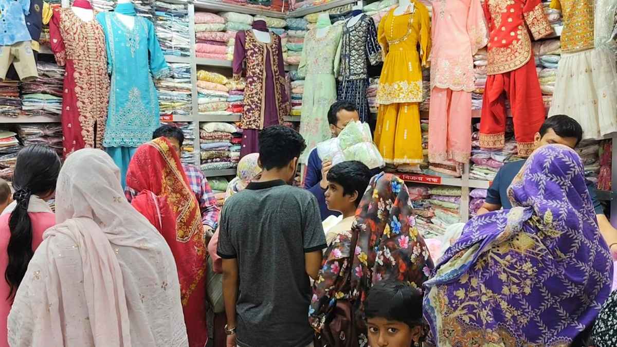 শেষ মুহূর্তে নড়াইলে জমে উঠেছে ঈদের কেনা-বেচা