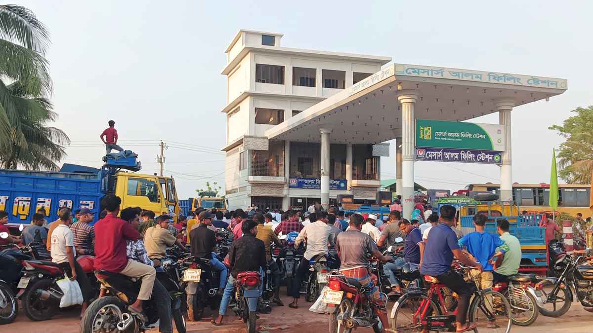 পাম্পে ডিজেল নিতে লম্বা লাইন, সেচ নিয়ে দুশ্চিন্তায় কৃষক