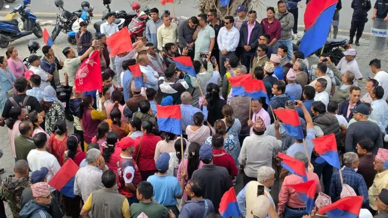 সাবেক প্রধানমন্ত্রীকে গ্রেফতারের প্রতিবাদে নেপালে ব্যাপক বিক্ষোভ