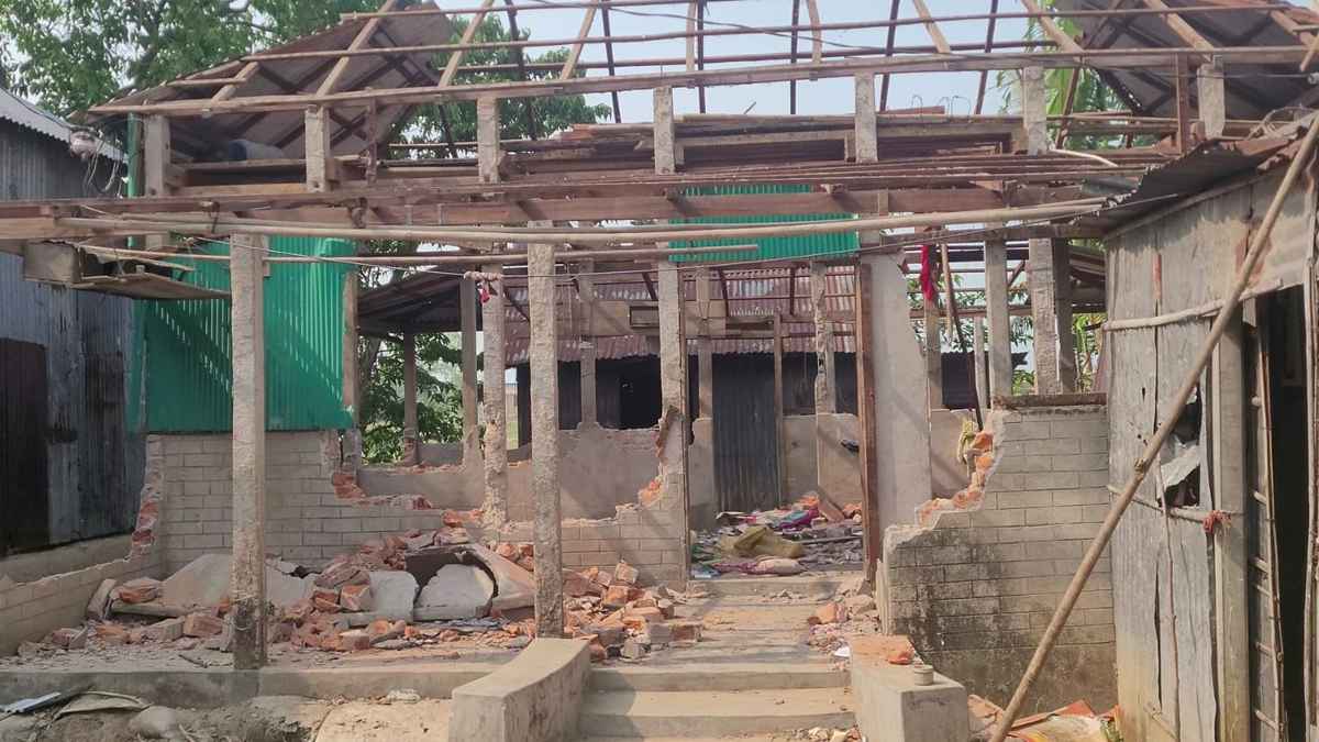 নেত্রকোনায় হত্যা মামলায় পলাতক অভিযুক্তদের বসতঘর ভাঙচুর-লুটপাটের অভিযোগ