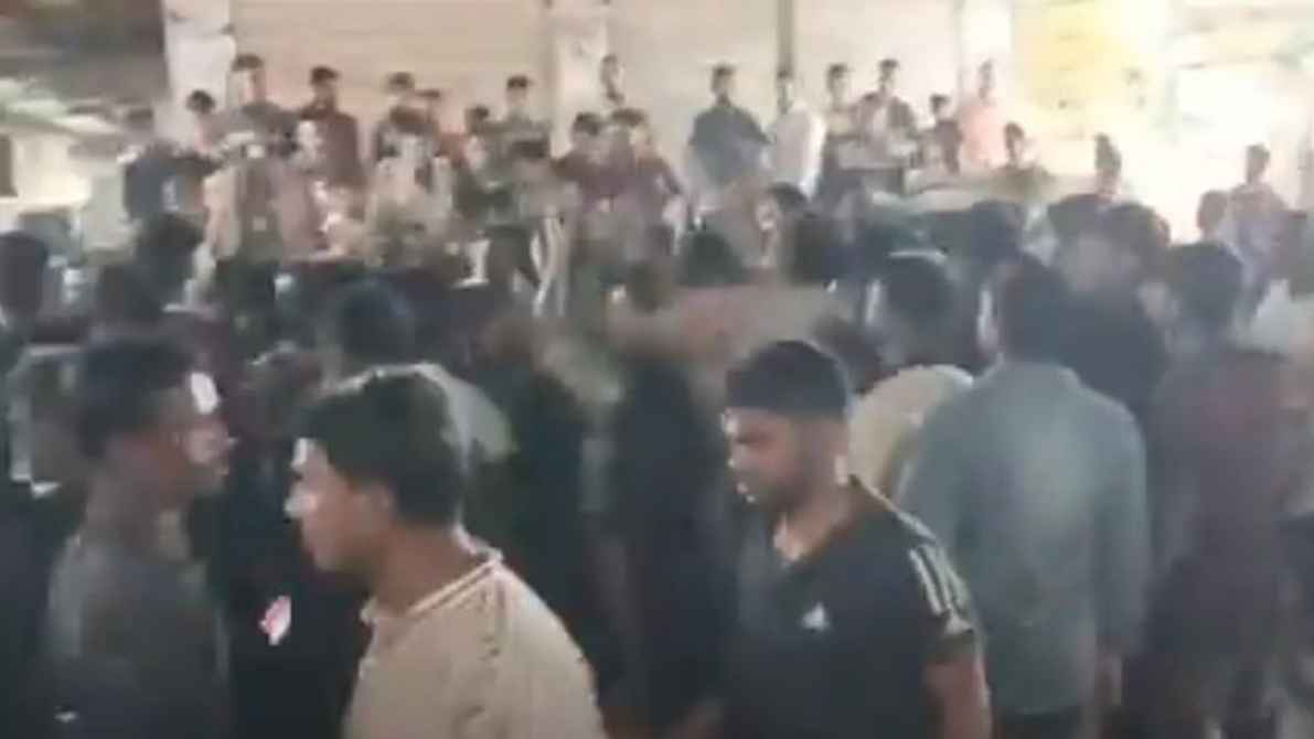 লঞ্চে ধর্ষণের জের: হাতিয়ায় এনসিপি-যুবশক্তির সঙ্গে যুবদলের মারামারি