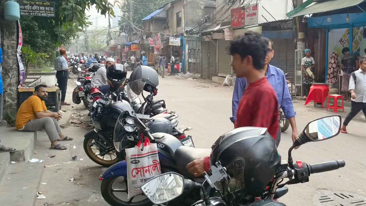 নতুন দাম ঘোষণার খবরে পাম্পে দীর্ঘ লাইন, ‘তেল নেই’ নোটিশে ক্ষোভ