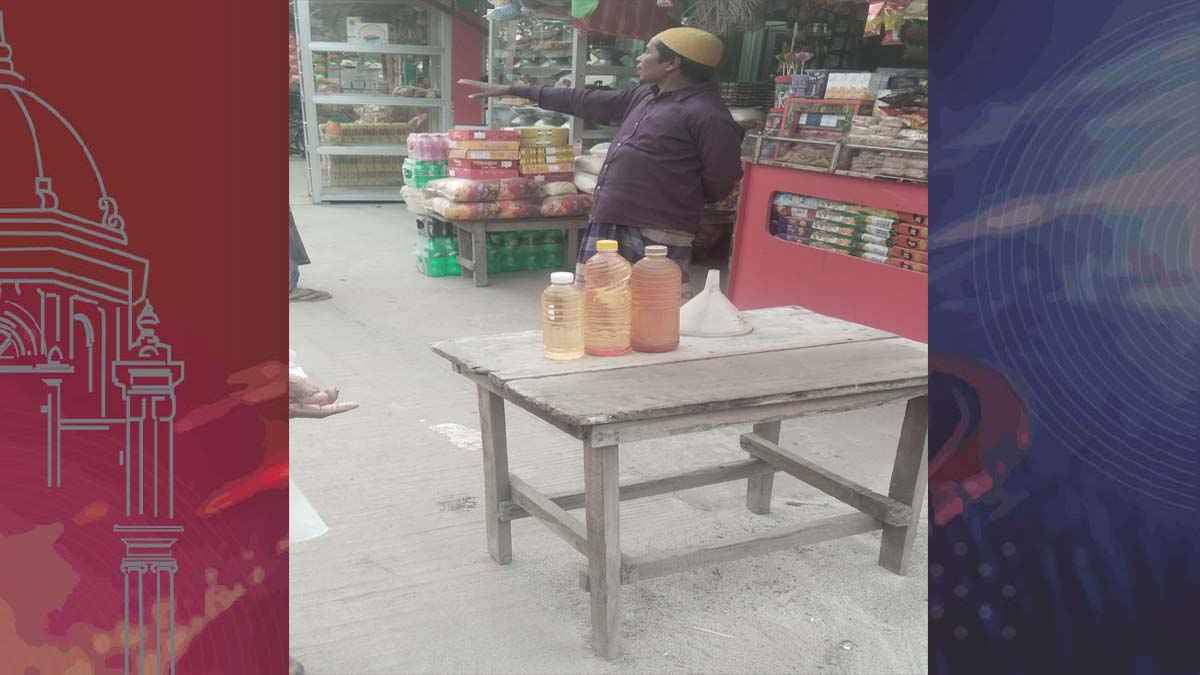 ডোমারে অতিরিক্ত দামে খোলা বাজারে বিক্রি হচ্ছে তেল