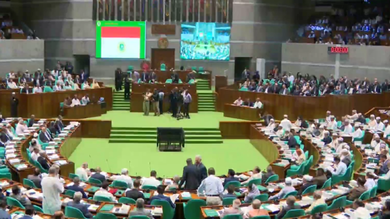 চেয়ারে বসতেই মাইকের বিড়ম্বনায় স্পিকার!