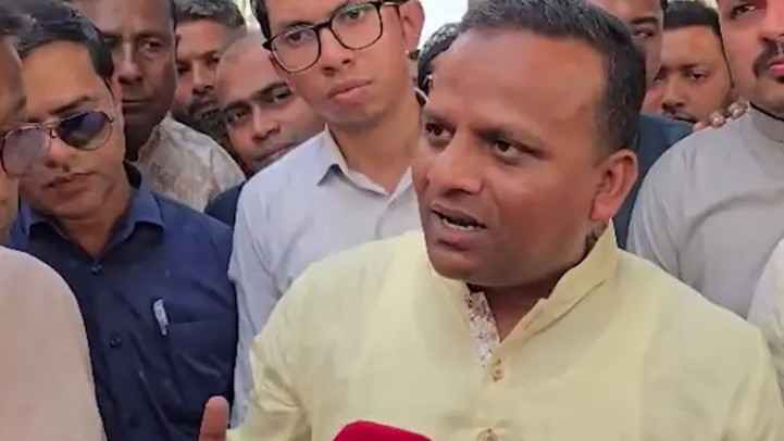 পটুয়াখালী লঞ্চঘাটে প্রতিমন্ত্রীর আকস্মিক পরিদর্শন, কম ভাড়ায় সন্তোষ