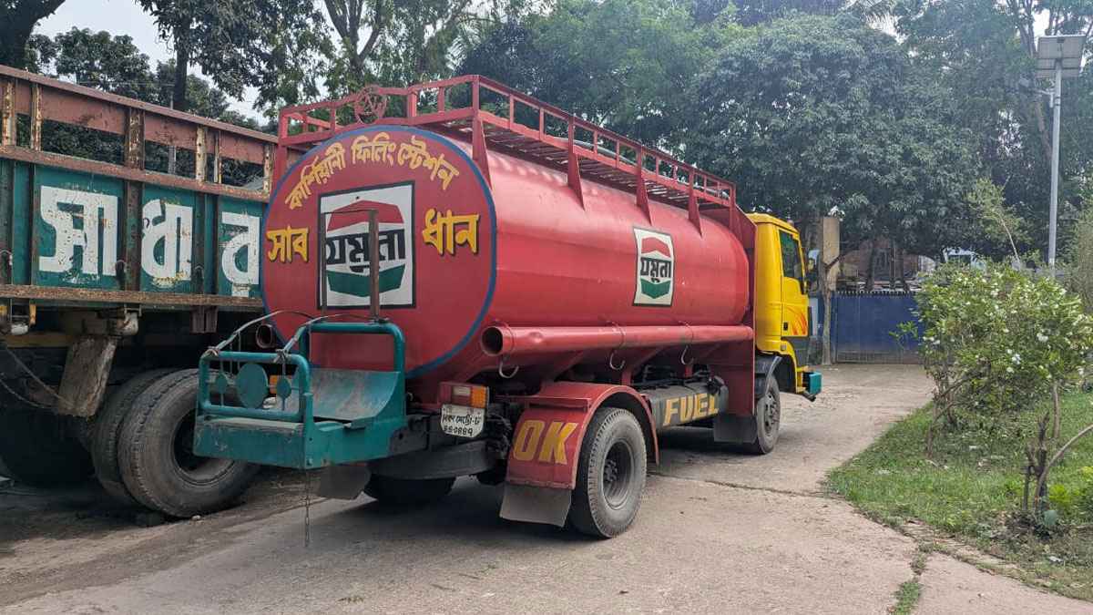 সাতক্ষীরায় ৭ হাজার লিটার পেট্রোল জব্দ, আটক ৫