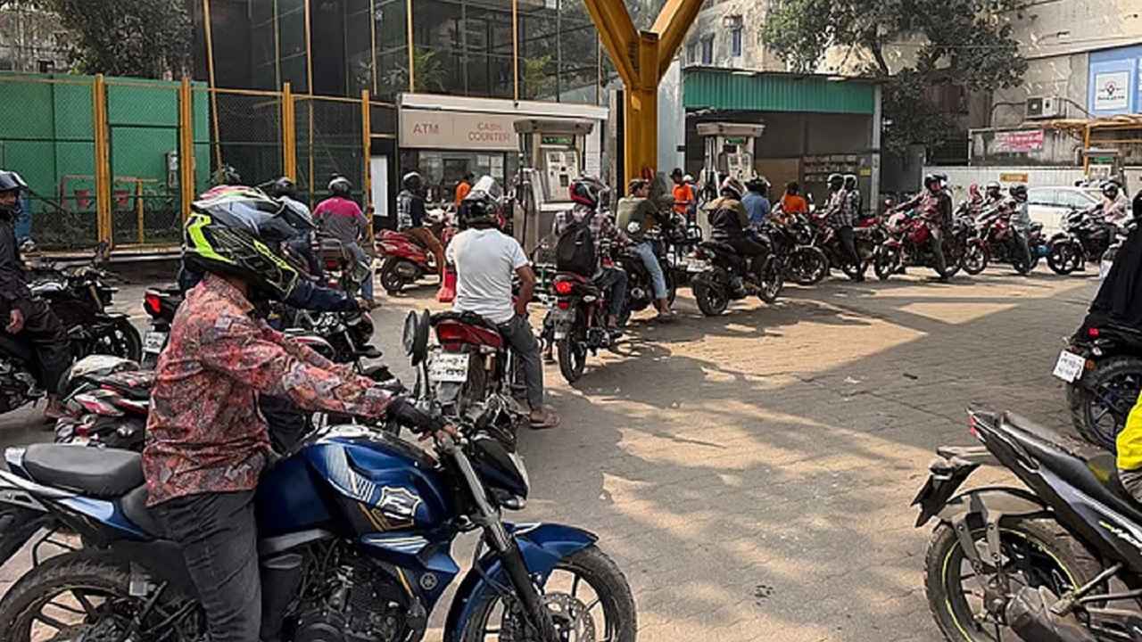পেট্রোল পাম্পে ভিড়, সীমা বেঁধে তেল বিক্রি; রেশনিংয়ে যাচ্ছে সরকার