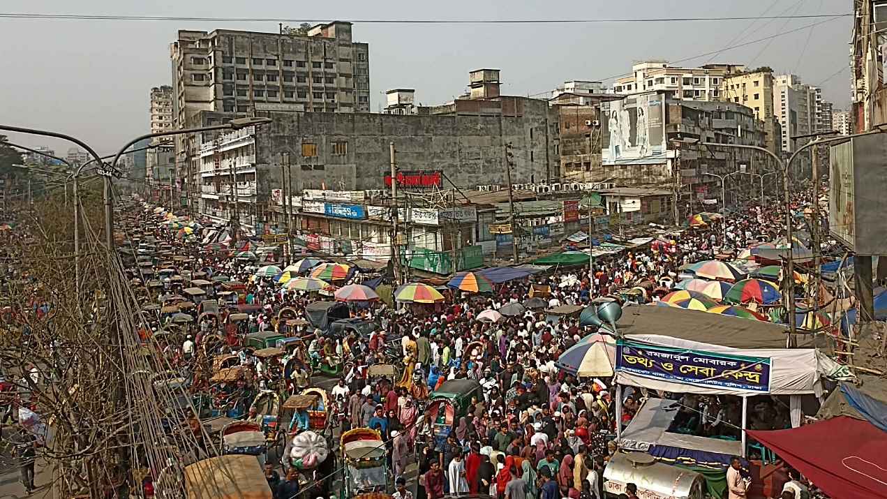 ঈদের কেনাকাটায় নিউ মার্কেট এলাকায় ক্রেতার ঢল, তীব্র যানজট