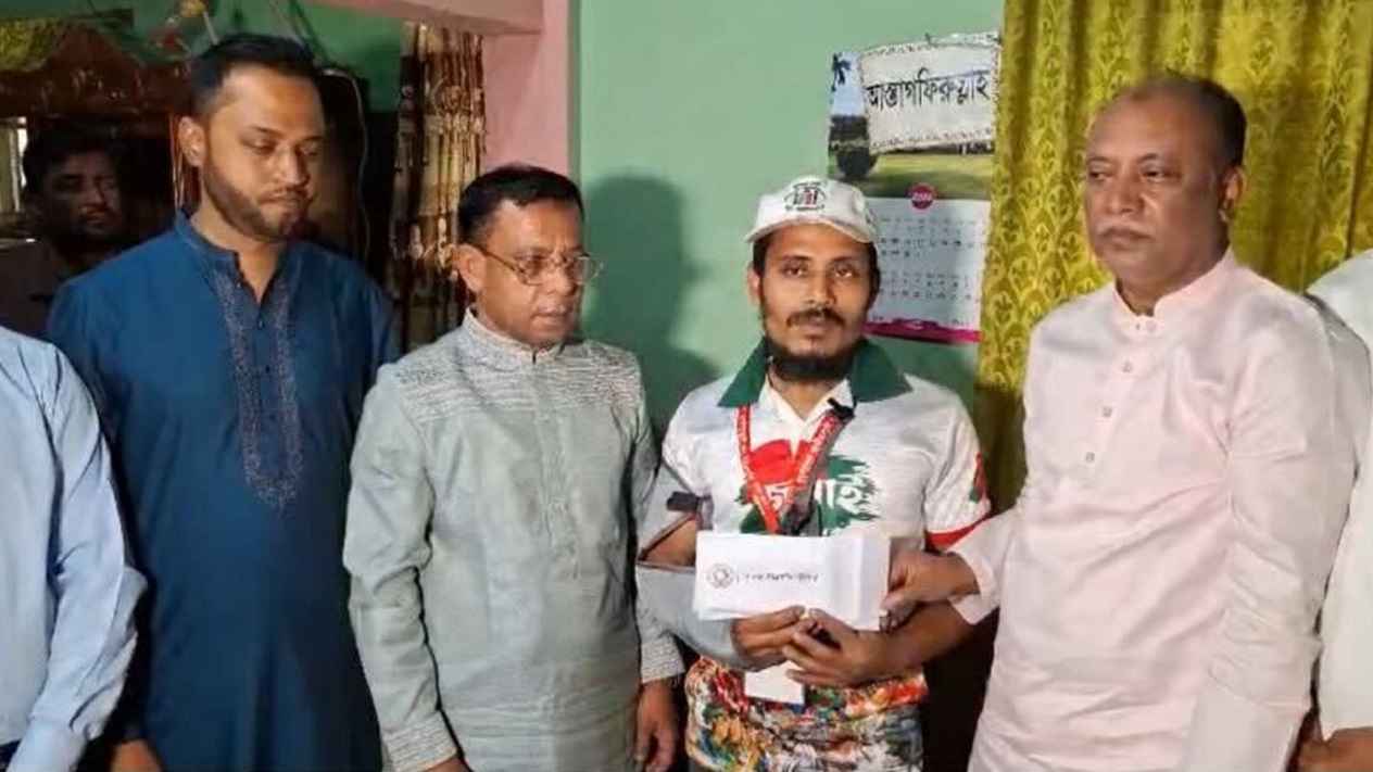 জুলাই আন্দোলেন আহত হোসেন আলীর জন্য প্রধানমন্ত্রীর উপহার