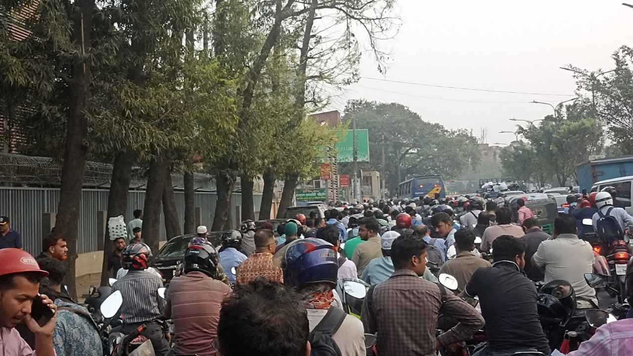 পাম্প ঘুরে ঘুরেই শেষ হচ্ছে তেল! ভোগান্তি চরমে