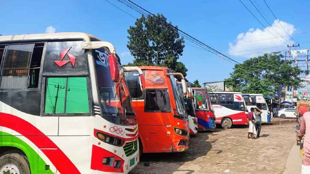 তেল সংকটে বাস ছাড়তে দেরি, বিড়ম্বনায় যাত্রী ও কাউন্টারকর্মীরা