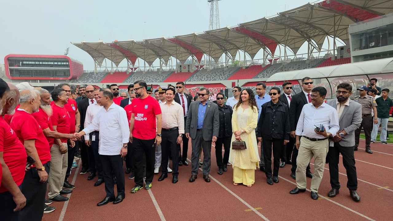 খেলা দেখতে মেয়েকে নিয়ে হঠাৎ স্টেডিয়ামে হাজির প্রধানমন্ত্রী