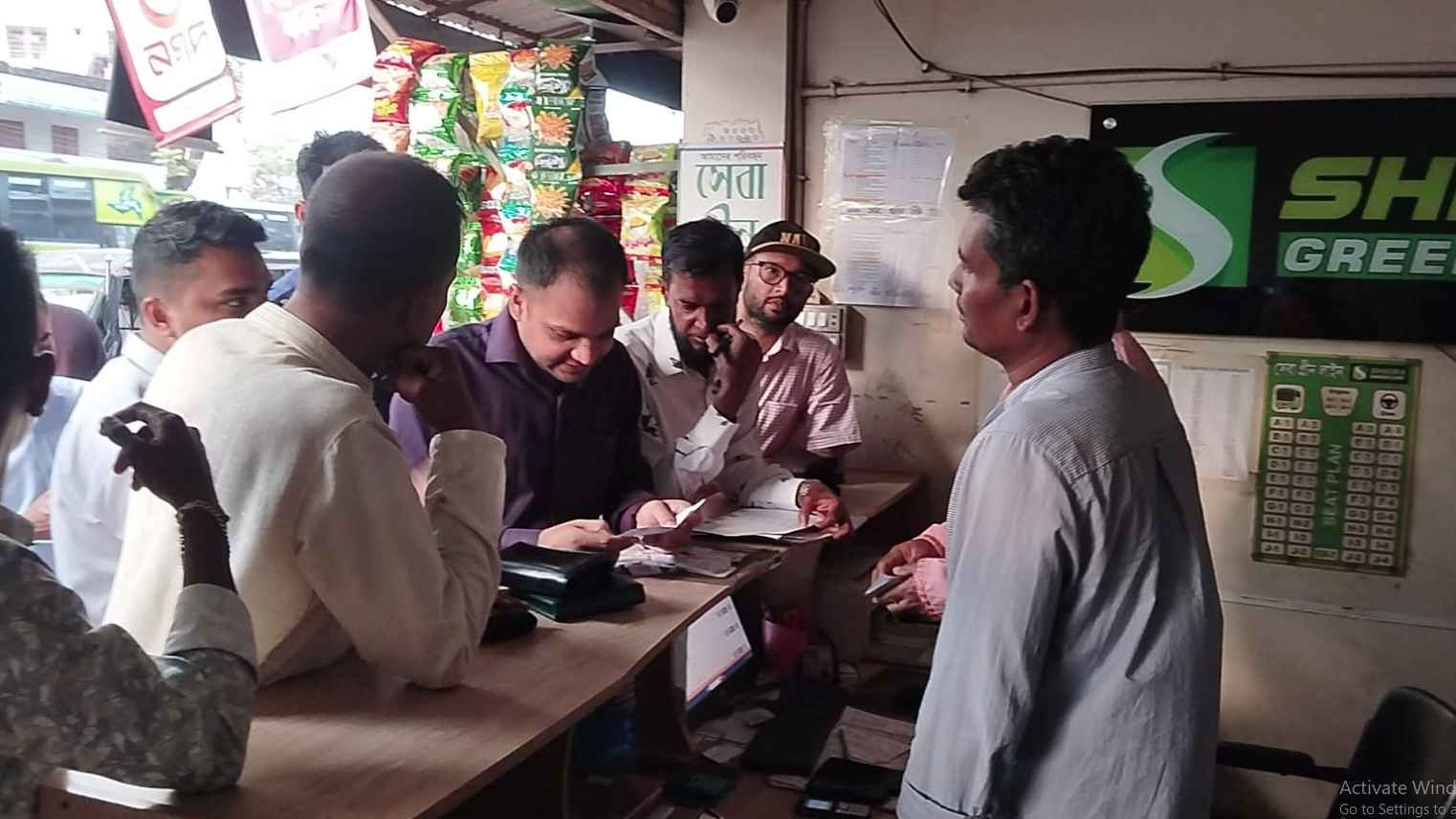 পিরোজপুরে অতিরিক্ত ভাড়া নেওয়ার অপরাধে ৪ পরিবহনকে জরিমানা