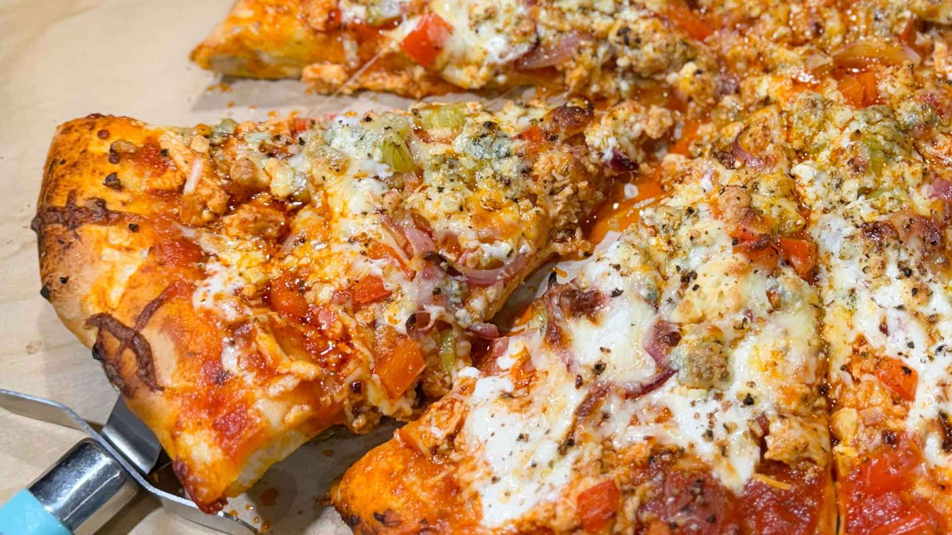 ইফতার আয়োজনে চিকেন চিজ ব্রার্স্ট পিৎজা