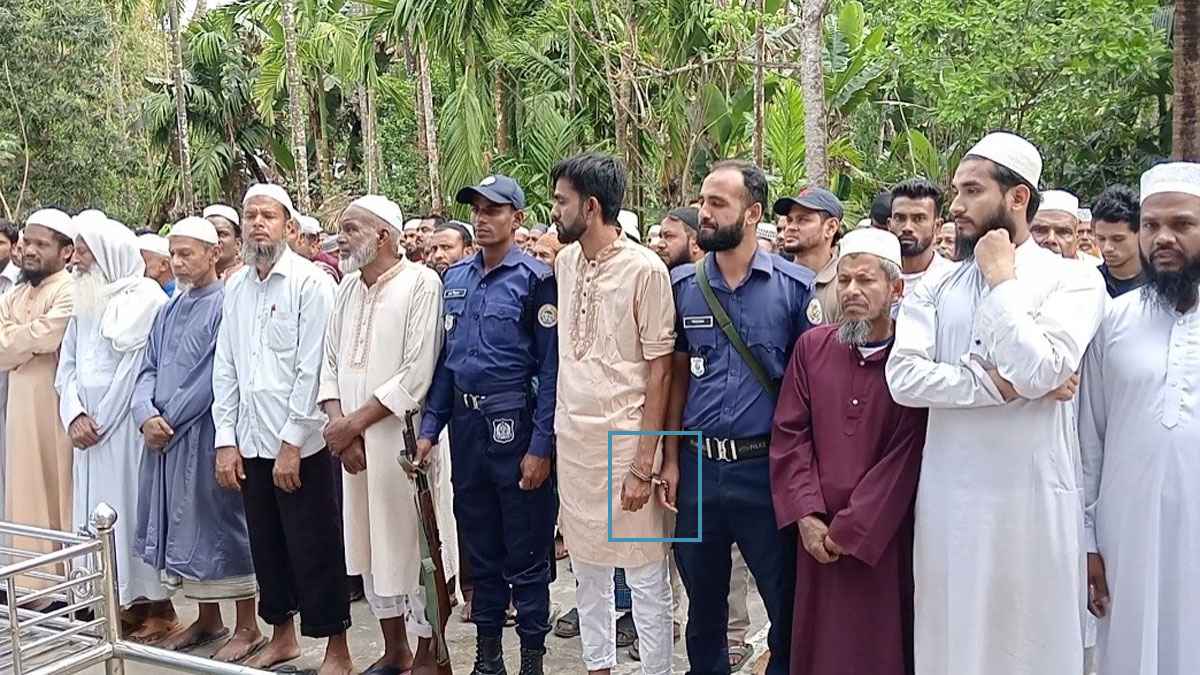 প্যারোলে মুক্তি পেয়ে হাতকড়া পরেই বাবার জানাজায় ছেলে