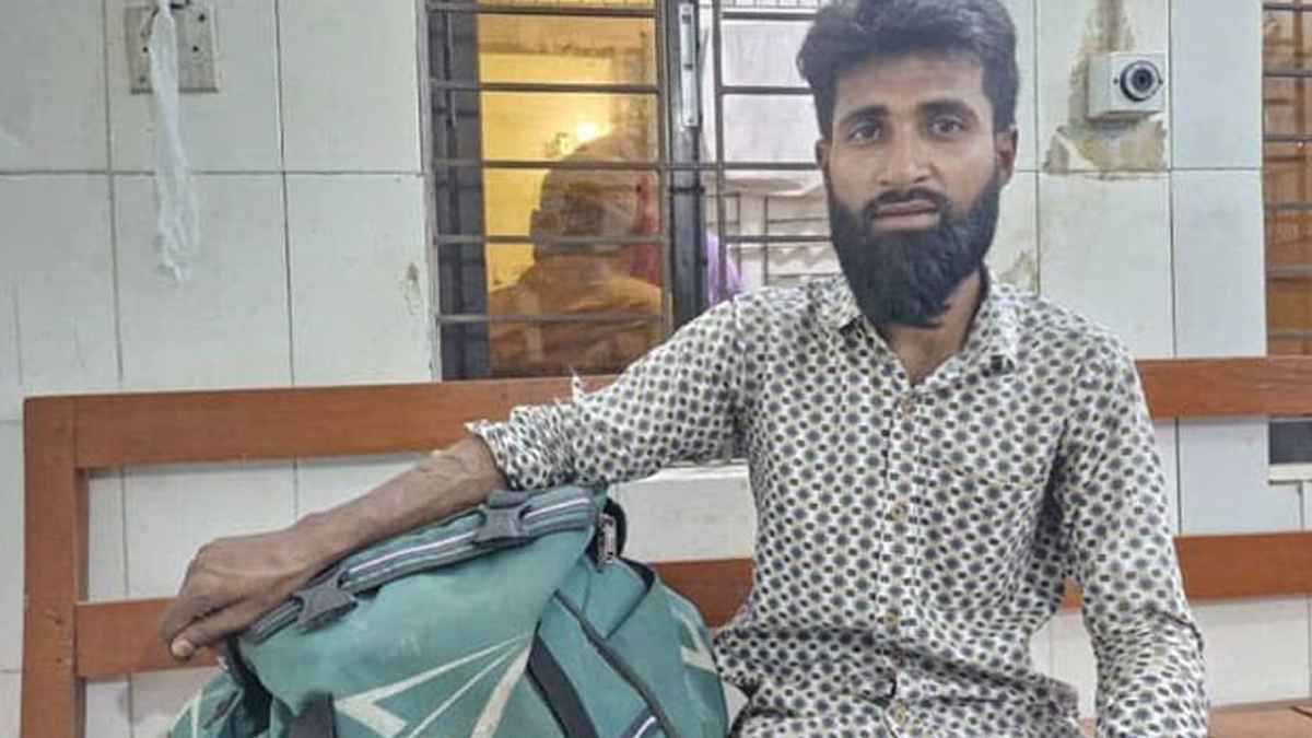 কুরিয়ার কর্মীকে ছুরিকাঘাত করে টাকা ছিনতাই