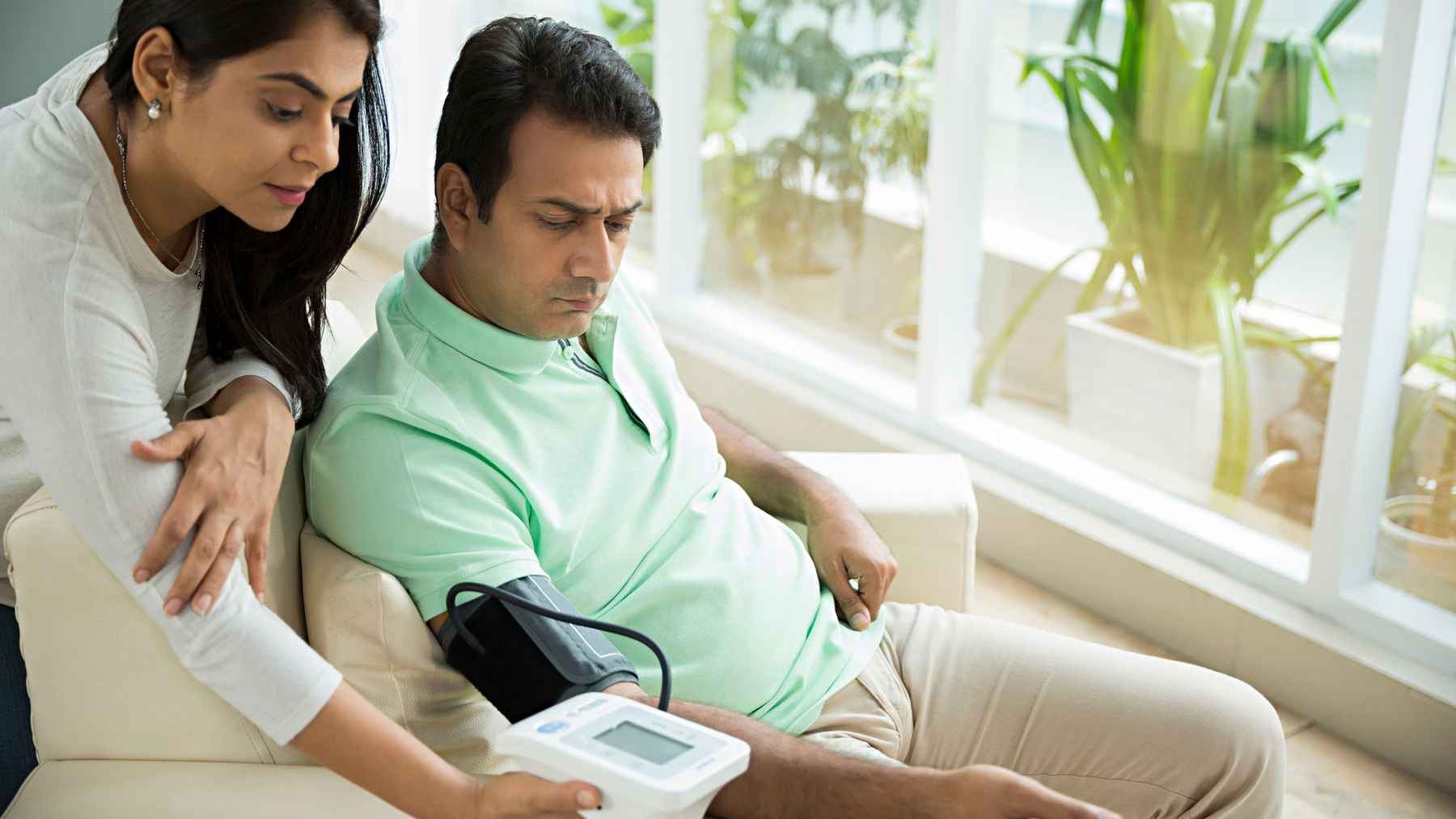 হঠাৎ করে রক্তচাপ বেড়ে গেলে প্রাথমিকভাবে কী করবেন?