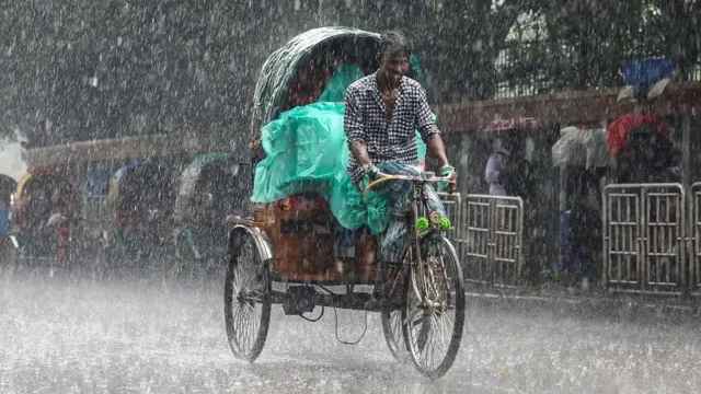 বৃষ্টির দাপট অব্যাহত, তাপমাত্রায় ওঠানামা