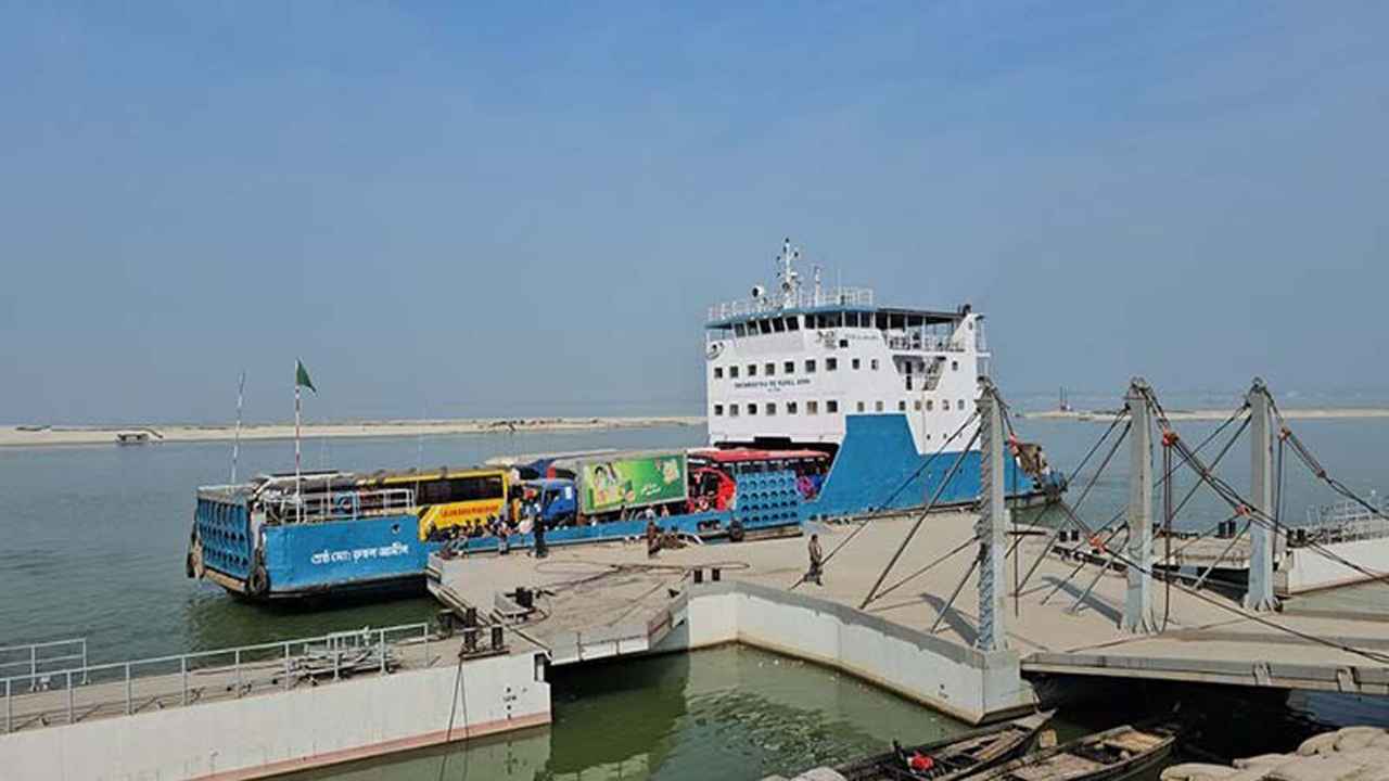 দৌলতদিয়া-পাটুরিয়া নৌরুটে ফেরি চলাচল বন্ধ
