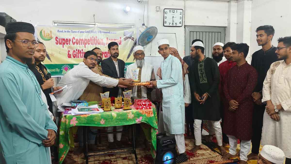 মাদরাসা ছাত্রদের ব্রাইট লাইফ ভলান্টিয়ার্সের কুরআন উপহার