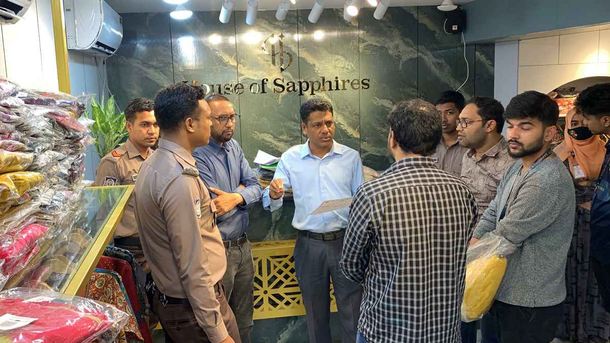 মূল্য তালিকায় কাটাকাটি করে দাম বৃদ্ধি, কাপড় ব্যবসায়ীকে জরিমানা