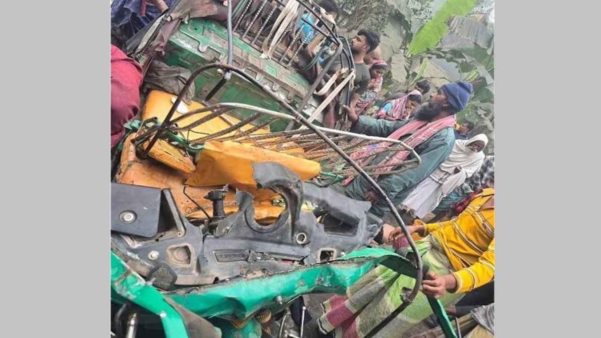 বাঘায় গরুবাহী গাড়ির সঙ্গে অটোরিকশার মুখোমুখি সংঘর্ষে নিহত ৩