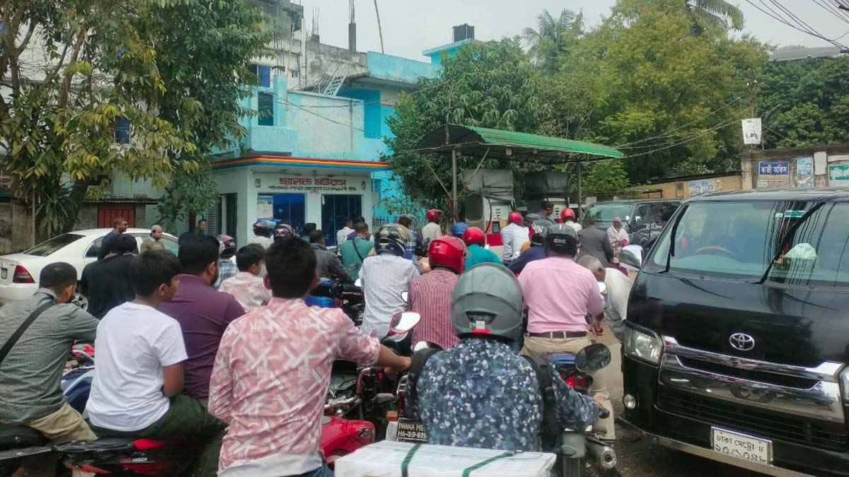রংপুরের পাম্পগুলোতে দীর্ঘ লাইন, ভোগান্তিতে চালকরা