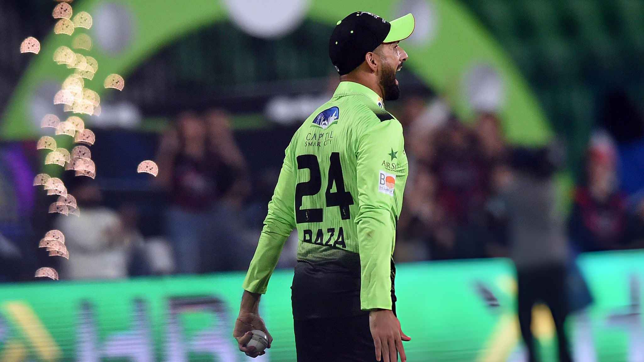 বল ট্যাম্পারিংয়ের পর এবার হোটেলে অতিথি নিয়ে বিপাকে রাজা