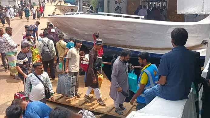 সদরঘাটে সরকারি ‘ফ্রি সার্ভিস’, টাকা দিতে বাধ্য হচ্ছেন যাত্রীরা