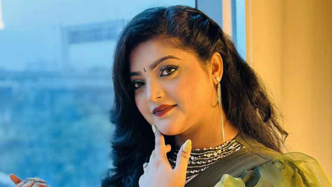 ইফতারে যে পানি পান করেন সালমা 